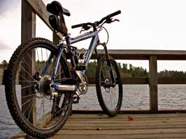 Mountainbike vid sjö.