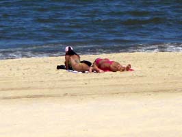 Solande kvinnor på strand