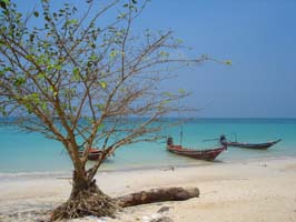 Båtar på thailändsk strand