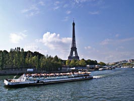 Paris och en båt på Seine