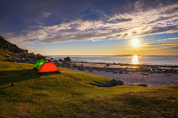 Camping och tält vid havet