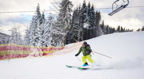 Slalomåkare och skidlift
