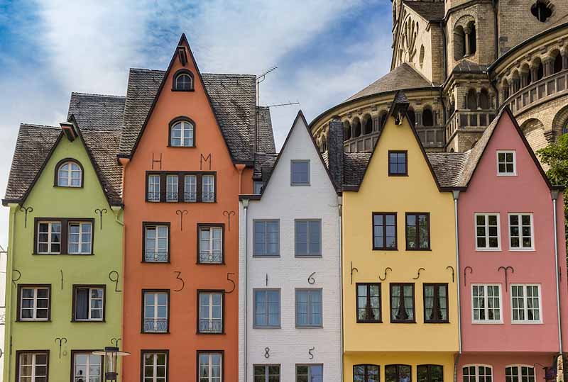 Färgglada hus i Köln, Tyskland