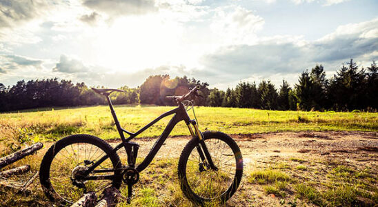 Mountainbike under en solnedgång
