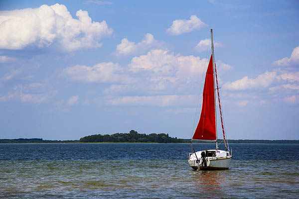 Segelbåt med rött segel
