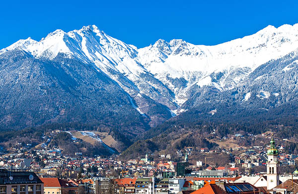 Vy över Innsbruck stad och närliggande berg