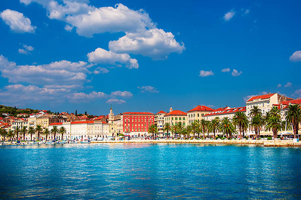 Split i Kroatien sett från adriatiska havet